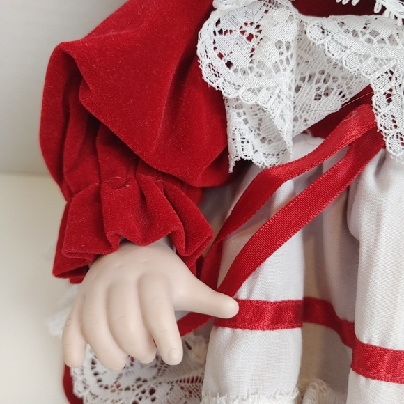 Porcelain doll with soft body blonde with curls - Picture 4 of 7